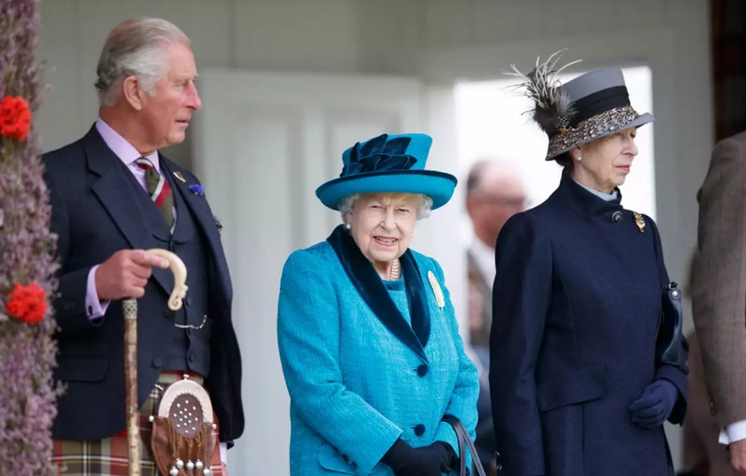 Βασίλισσα Ελισάβετ: Με τον Κάρολο και την Άννα στο πλευρό της έφυγε από τη ζωή