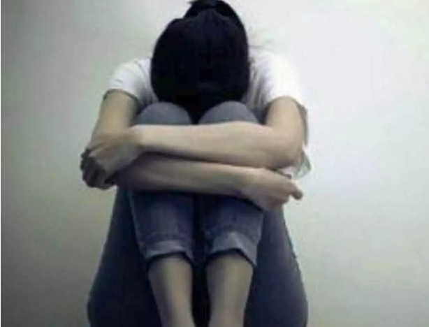 Ενδοοικογενειακή βία: «Έβαζα μέικ απ για να κρύψω την κακοποίηση» – Νεαρή μητέρα ξεσπά και καθηλώνει