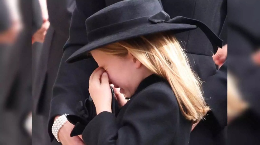 Δάκρυα και συγκίνηση στην κηδεία της  βασίλισσας Ελισάβετ: Ξέσπασε σε κλάματα η πριγκίπισσα Σάρλοτ για την προγιαγιά της