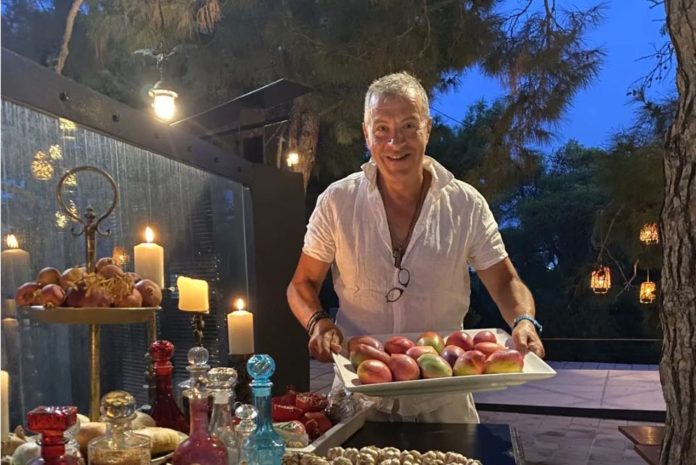 Στα Χανιά ο Σταύρος Θεοδωράκης: Τα γενέθλια της μητέρας του και το αγαπημένο του εστιατόριο – “θεσμός” (Photos)