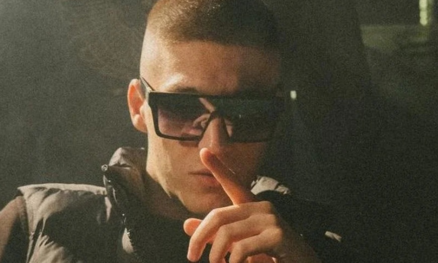 Τραυματίστηκε σε τροχαίο στη Βουλιαγμένης ο τράπερ Trannos