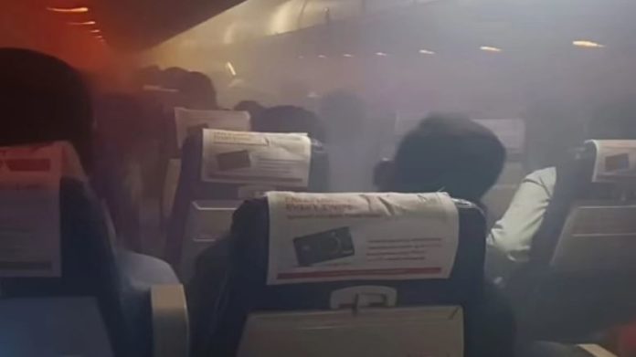 Πανικός σε πτήση όταν η καμπίνα γέμισε καπνούς – Το πλήρωμα τους καλούσε…να προσευχηθούν