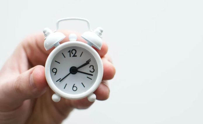Κανονικά η αλλαγή της ώρας για φέτος: Πότε «γυρνάμε» τα ρολόγια μας – Τι ισχύει με την χειμερινή περίοδο