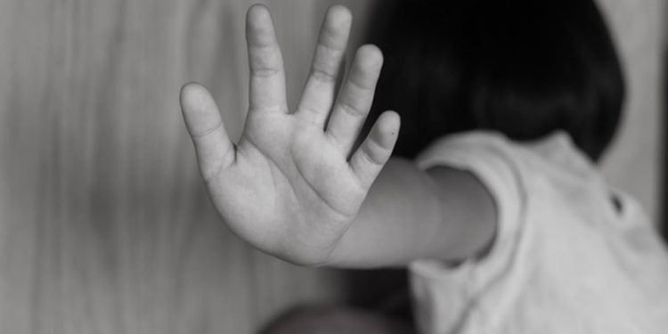 Χτύπησε και κλώτσησε το 2χρονο εγγονάκι του