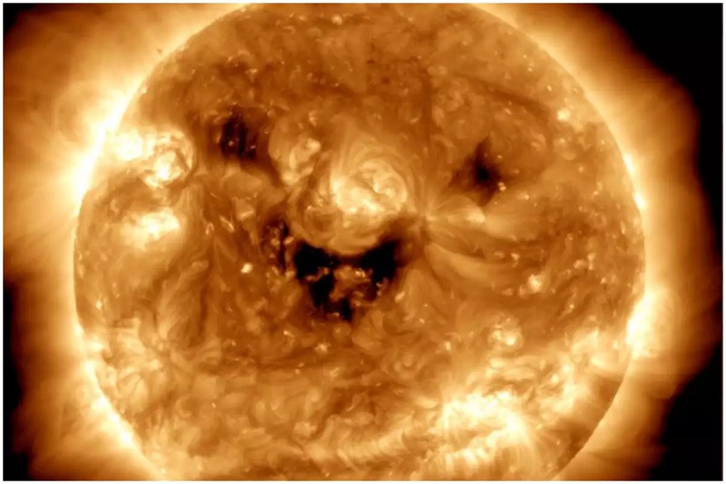 NASA: Φωτογραφίες δείχνουν τον Ήλιο να «χαμογελά» και να μοιάζει με κολοκύθα του Halloween