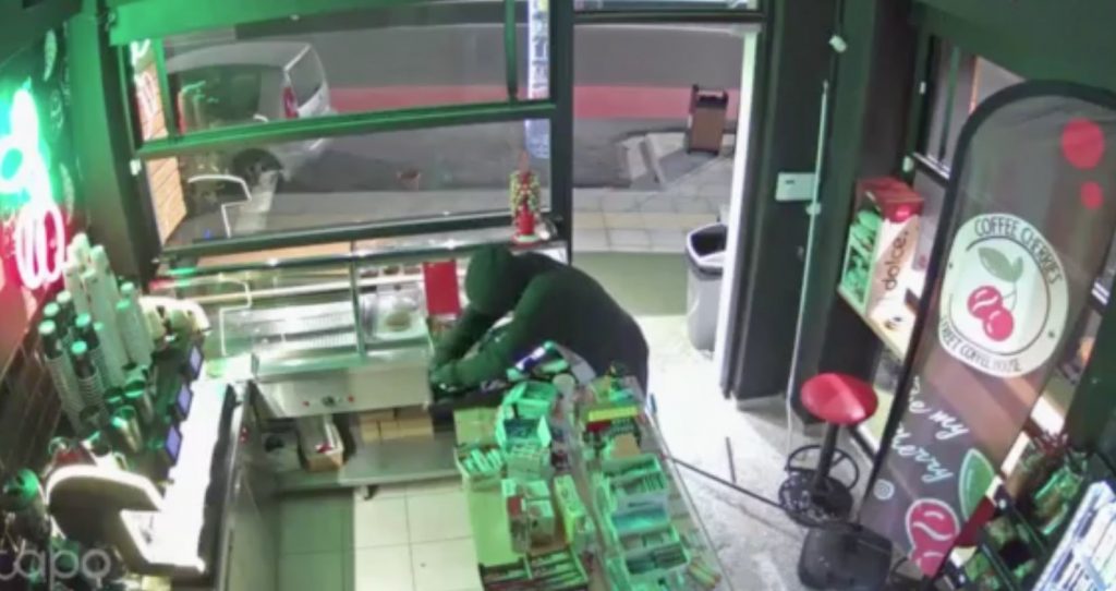Απίστευτο βίντεο: Έσπασε τη τζαμαρία και μπούκαρε σε καφετέρια του Βόλου για να κλέψει