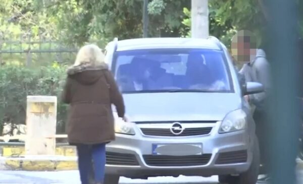 Βιασμός 12χρονης: Ο μεγάλος γιος της μητέρας πέφτει πάνω στο αυτοκίνητο της αστυνομίας – Δείτε βίντεο