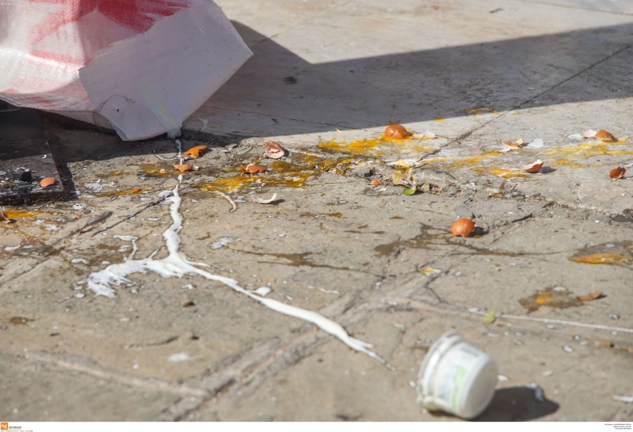 Νέα «μόδα» στον Βόλο – Πετάνε αυγά σε αυτοκίνητα για… πλάκα!