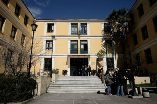 Φονική πυρκαγιά στο Μάτι: Εικόνες ντροπής σε μια ασφυκτικά γεμάτη αίθουσα – Δεν χωρούν ούτε οι δικηγόροι