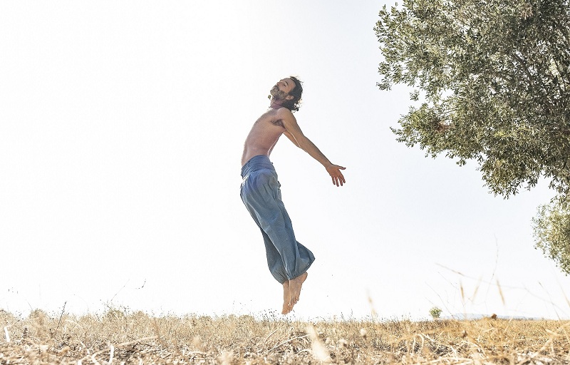 Oι “Ρίζες” κάνουν πρεμιέρα σήμερα με τον Θανάση Ευθυμιάδη-Όσα θα δούμε