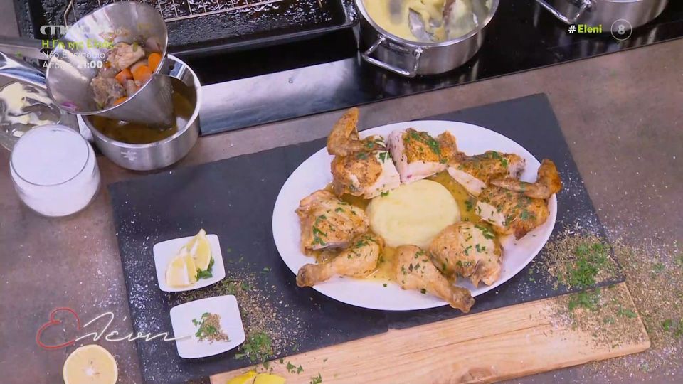 Ο Γιώργος Παπακώστας μάς φτιάχνει κοτόπουλο στο φούρνο με τραγανή πέτσα
