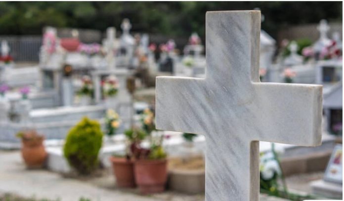 Απίστευτο περιστατικό στην Κρήτη: Πήγε να αφήσει λουλούδια στον τάφο του παππού του, αλλά τον είχαν πουλήσει