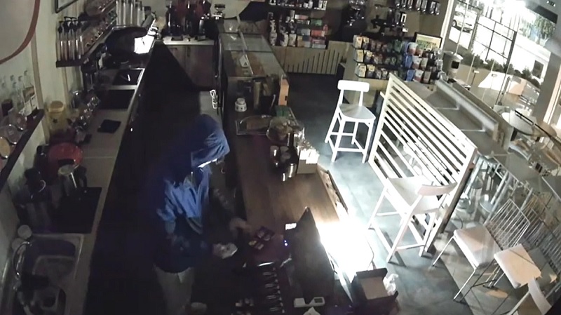Βίντεο-ντοκουμέντο: Η στιγμή που διαρρήκτης «μπουκάρει» σε καφετέρια στο Αιγάλεω και «σηκώνει» το ταμείο