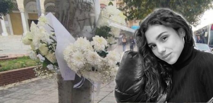 «Καλό ταξίδι άγγελέ μου» – Λουλούδια και σημειώματα στο σημείο που παρασύρθηκε η 21χρονη Έμμα