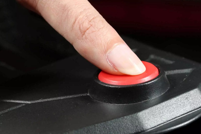 Panic button: Πως θα λειτουργεί το «κουμπί» που θα μπορεί να σώσει τη ζωή μιας γυναίκας