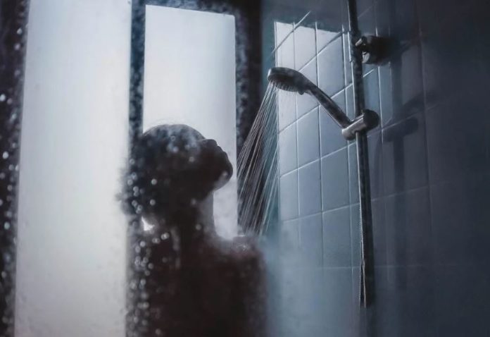 Σουηδία: «Κάντε ντους σε 4 λεπτά» – Θα βάλουν αδιάβροχες κλεψύδρες στις μπανιέρες των ενοίκων