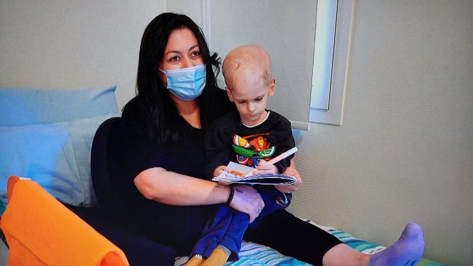 Συγκίνηση και χαρά στο πλατό της Ζήνας Κουτσελίνη: Ένα χρόνο μετά τον θάνατο του 5χρονου Γρηγόρη από καρκίνο, η μητέρα του ανακοίνωσε  την  εγκυμοσύνη της