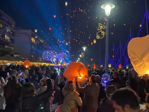 Χιλιάδες φαναράκια στον ουρανό του Βόλου