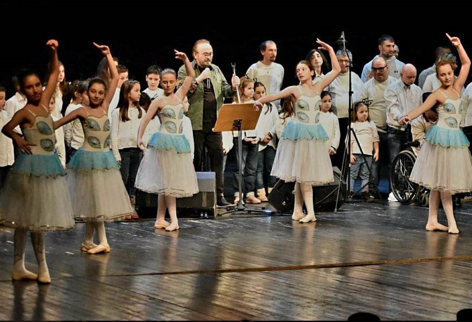 Ο Σταμάτης Γονίδης τραγούδησε για τα παιδιά του ΚΕΜΑΕΔ-«Δε συντηρείς παιδί ΑμΕΑ με 1000 ευρώ τον χρόνο»