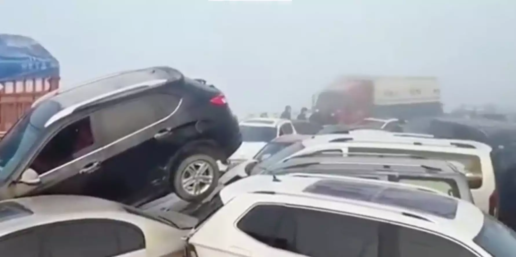 Καραμπόλα – μαμούθ στην Κίνα – Πάνω από 200 οχήματα το ένα πάνω στο άλλο