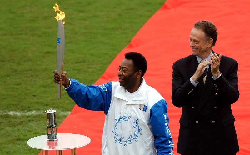 Πελέ: Όταν μετέφερε στη Βραζιλία τη φλόγα των Ολυμπιακών Αγώνων του 2004