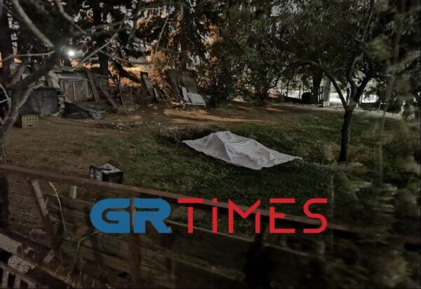 Θεσσαλονίκη: Πυροσβέστες εντόπισαν απανθρακωμένη σορό σε αύλειο χώρο