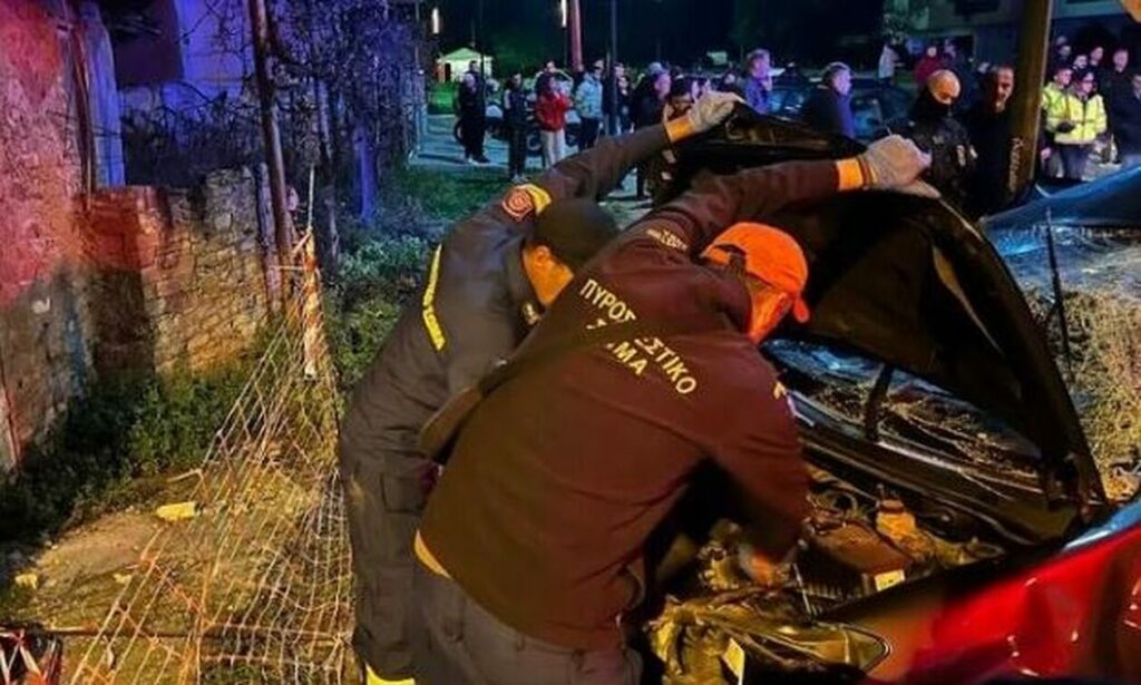 Αγρίνιο: Δύο άτομα εγκλωβίστηκαν σε ΙΧ έπειτα από τροχαίο