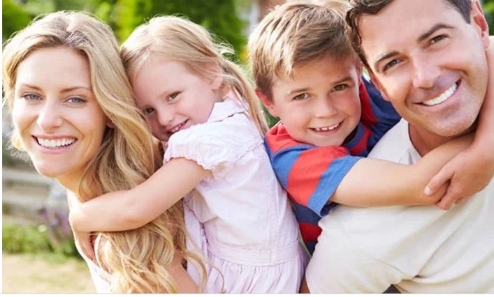 «Οδηγίες» προς τους γονείς: Πώς μεγαλώνουμε ευτυχισμένα παιδιά