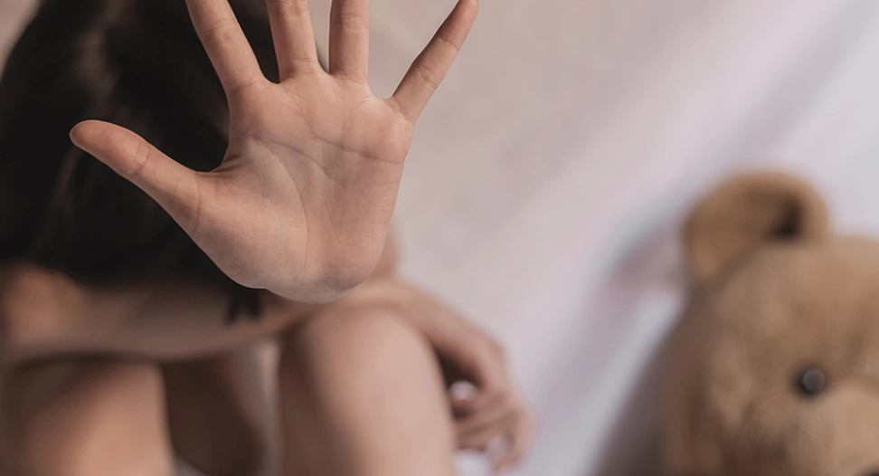 Κόρινθος: Το χρονικό της ομαδικής απόπειρας βιασμού 14χρονης  μαθήτριας: «Μου έκανε κεφαλοκλείδωμα, μετά ήλθαν και οι υπόλοιποι…»