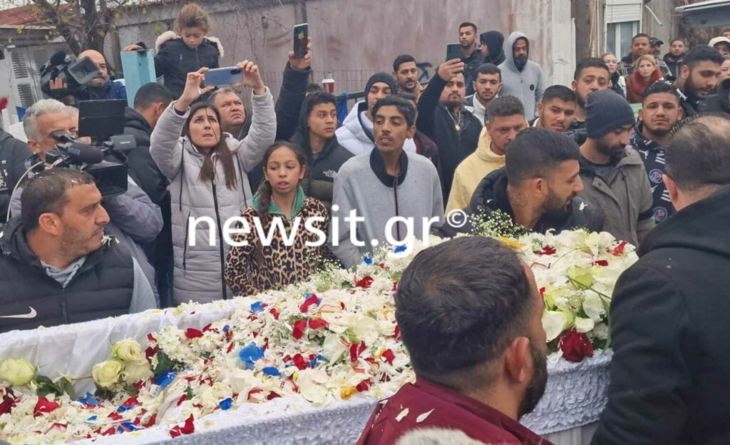 Θεσσαλονίκη: Οδύνη στην κηδεία του 16χρονου Ρομά που πυροβολήθηκε από αστυνομικό