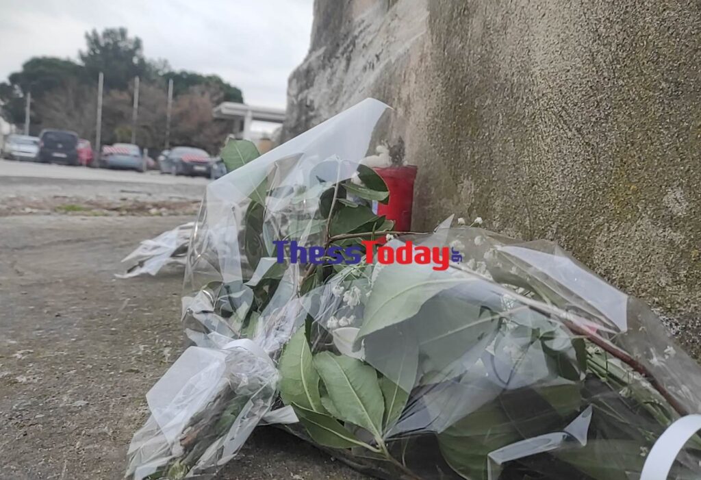 Θεσσαλονίκη: Λουλούδια στο σημείο που πυροβολήθηκε ο 16χρονος Κώστας Φραγκούλης