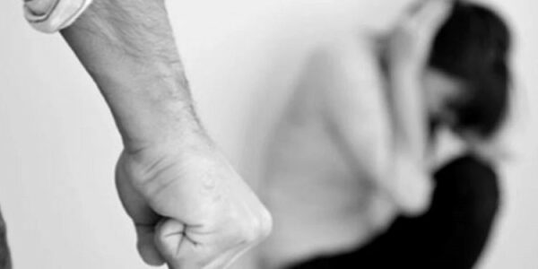 Νεαρός γιος κλώτσησε και χτύπησε τη μητέρα του -Η μάνα αρνήθηκε να κάνει μήνυση στο παιδί της