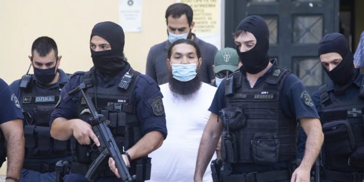 Επίθεση με βιτριόλι στην Ιερά Σύνοδο: 20 χρόνια φυλακή στον αρχιμανδρίτη για την επίθεση κατά επτά μητροπολιτών
