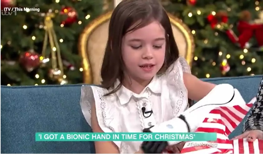Βρετανία: Συγκινεί 7χρονη με τεχνητό χέρι που «θα ανοίξει για πρώτη φορά τα δώρα της τα Χριστούγεννα»
