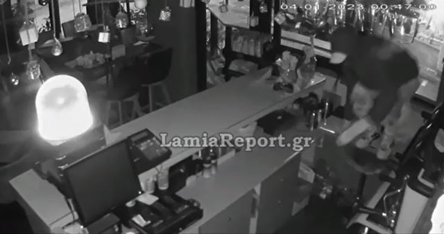 Λαμία: Η κάμερα «έπιασε» τον διαρρήκτη που μπήκε σε κεντρικό cafe της πόλης –