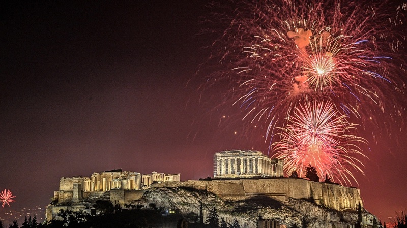 Με πυροτεχνήματα, σόου και λάμψη η Ελλάδα και ο κόσμος υποδέχθηκαν το 2023!