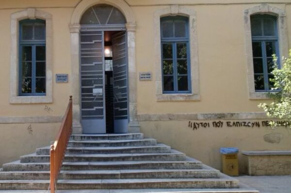 Υπόθεση ομαδικού βιασμού 23χρονης στα Δικαστήρια Χανίων: Ξέσπασε σε κλάματα ο μάρτυρας