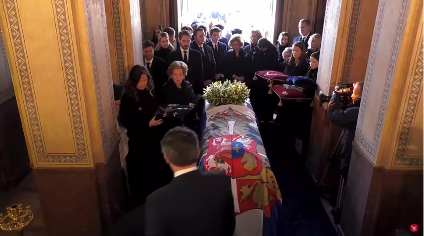 Κηδεία τέως βασιλιά Κωνσταντίνου: Στο Τατόι η σορός του για την ταφή-Oι γιοί του σήκωσαν το φέρετρο και το κάλυψαν με το θυρεό