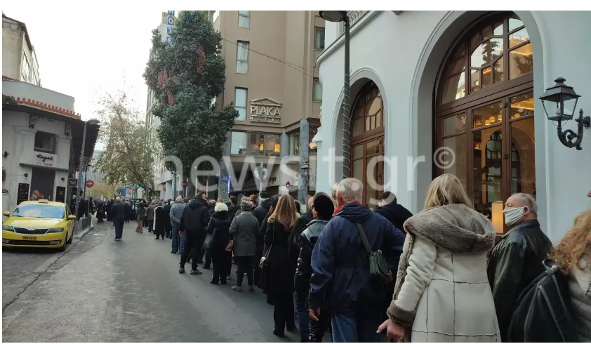 Κηδεία τέως βασιλιά Κωνσταντίνου: Ουρά εκατοντάδων μέτρων στο λαϊκό προσκύνημα