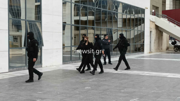 Η Ρούλα Πισπιρίγκου έφτασε στο δικαστήριο – Αμίλητος ο Μάνος Δασκαλάκης