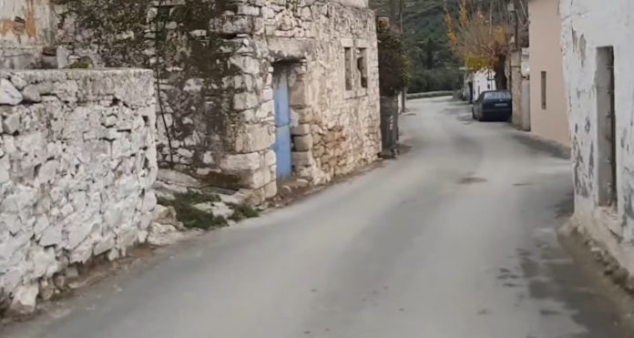 Η 75χρονη γιαγιά από την Κρήτη που κάνει τον δρόμο του χωριού να “λάμπει”   (Video)
