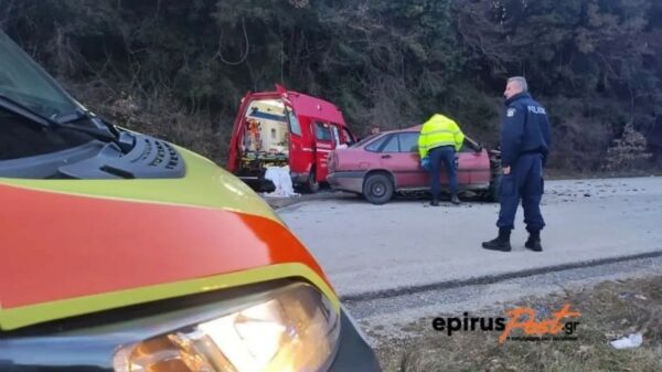 Ιωάννινα: Δύο νεκροί μετά από σφοδρή σύγκρουση ΙΧ με ασθενοφόρο – Δείτε φωτογραφίες