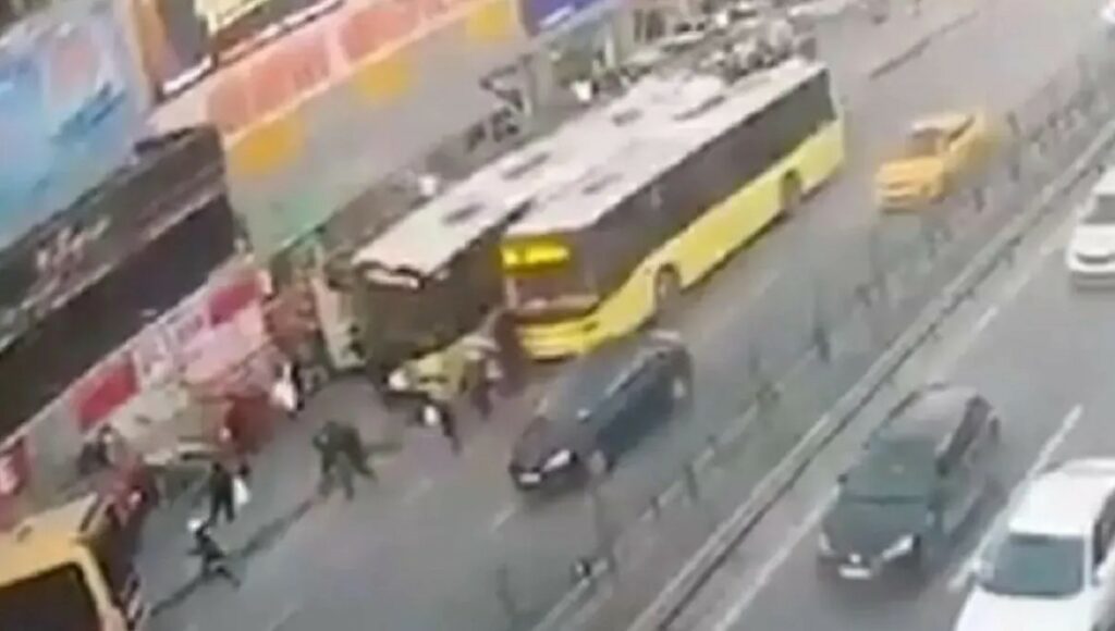 Τρόμος στην Κωνσταντινούπολη – Λεωφορείο “θέρισε” πεζούς (vid)