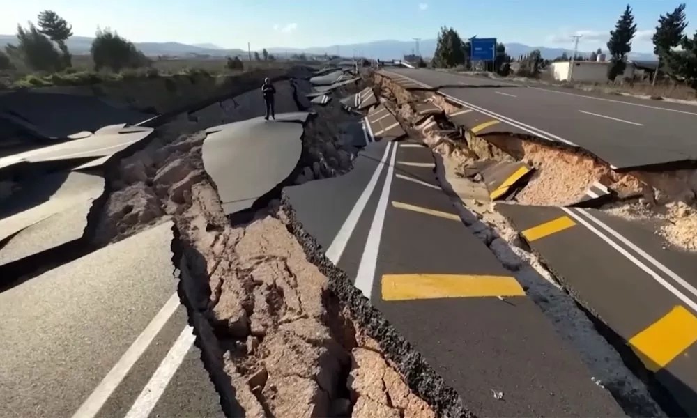 Ο σεισμός… κατάπιε τους δρόμους της Τουρκίας. Δείτε απίστευτες εικόνες (+video)