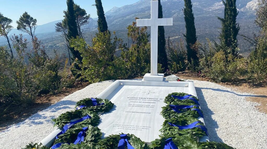 «Βασιλεύς των Ελλήνων» γράφει η επιγραφή του μνήματος του Κωνσταντίνου στο Τατόι