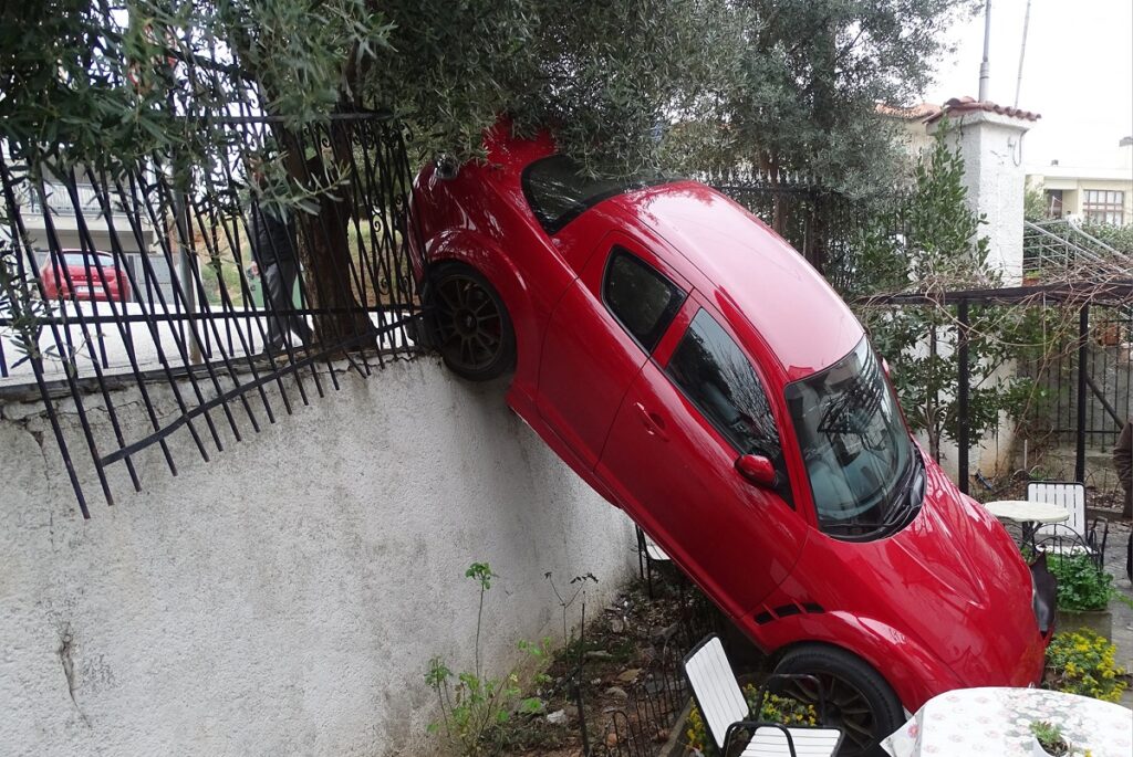 Θεσσαλονίκη: Αυτοκίνητο κατέληξε σε… αυλή σπιτιού στο Πανόραμα – Δείτε φωτογραφίες