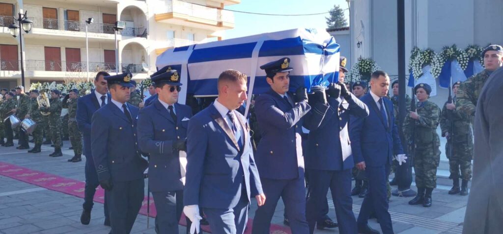 Τώρα η κηδεία του Μάριου Μιχαήλ Τουρούτσικα: Τελευταίο αντίο στον ηρωϊκό υποσμηναγό- “Παιδί μου” φώναζε συνεχώς ο πατέρας του