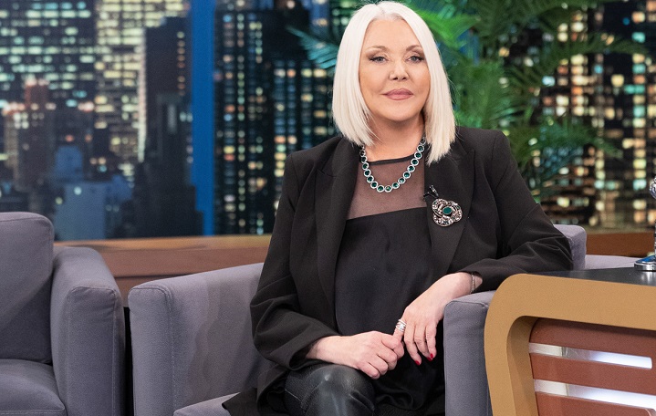 Ρούλα Κορομηλά: Για ποιο λόγο είναι «προληπτική» με το μωβ χρώμα;