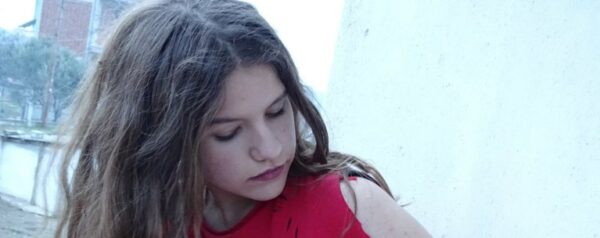Την έθαψαν ντυμένη νύφη – Ράγισαν καρδιές στην κηδεία της 19χρονης Μαρίας