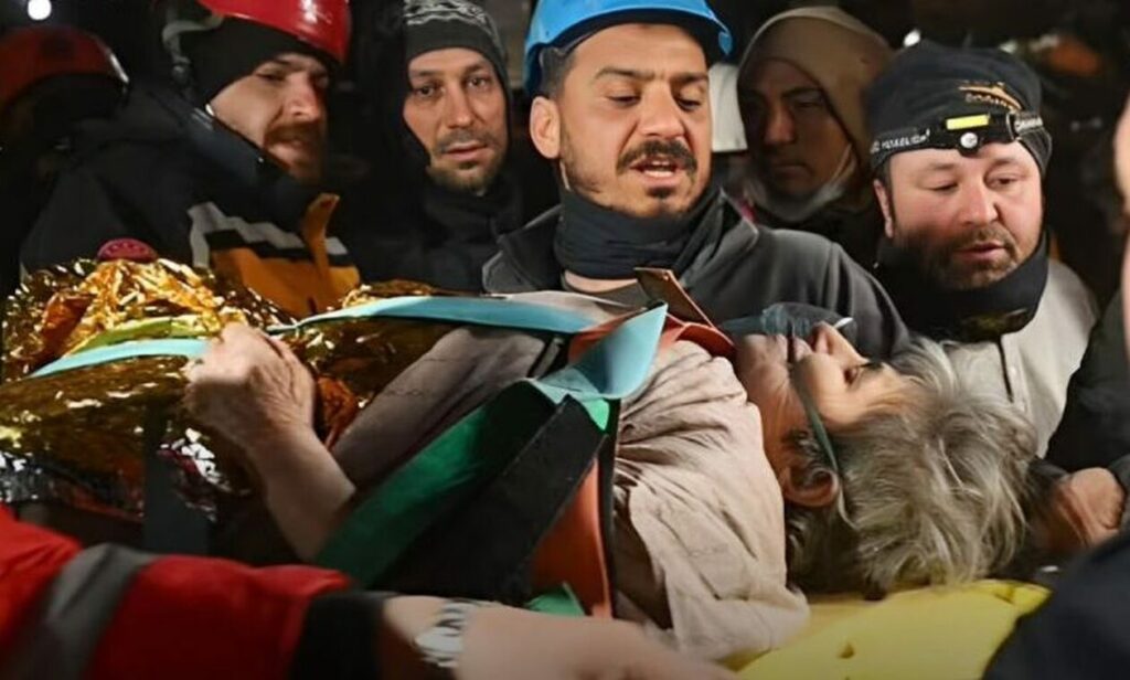 Σεισμός στην Τουρκία: 77χρονη ανασύρθηκε ζωντανή από τα συντρίμμια μετά από 212 ώρες